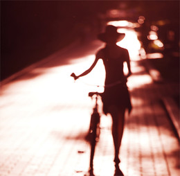 Ein Mädchen mit einem Fahrrad / ***