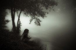 Das Mädchen vom Nebelfluss / 40 Sekunden Belichtung.
Der Nebel am Abend lieferte das nötige Restlicht.