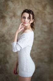  / ***