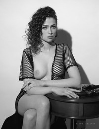  / ***