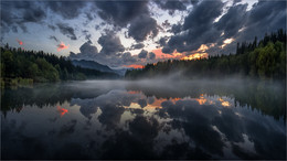 Wolkenspiegelung / Wolkenspiegelung beim Murkraftwerk in Fisching. Murtal in der Steiermark.