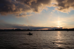 Sonnenuntergang auf der Newa / ***