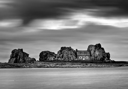 The house between the rocks / Castel Meur...the house between the rocks.