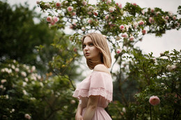 Lena / https://500px.com/photo/219501999/gentle-peony-by-anna-khitrakova?ctx_page=1&from=user&user_id=13477141