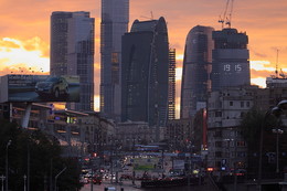Sonnenuntergang über der Stadt / ***
