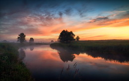 Sonnenaufgang über dem Fluss / ***