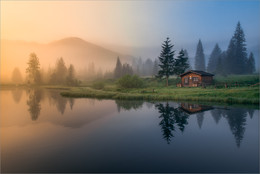 Die Hütte am See / Morgens bei Sonnenaufgang und Nebel beim Häuslteich Steiermark