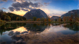 Der Grimming im Herbstkleid / Herbstliche Spiegelung am Grimming in Trautenfels (Steiermark)