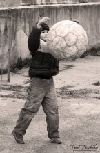 Little Engel mit einem großen Ball / ***