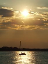 Ein einsamer Schiff bei Sonnenuntergang / ***