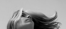 Die wilden Haare im Wind / ***