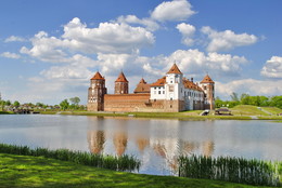 Mir Castle / ***