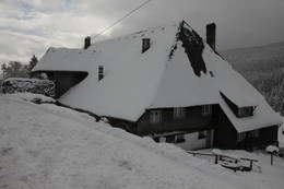 Versteck spielen / Ein Haus am Schluchsee. Vor lauter Schnee fast nicht zu sehen