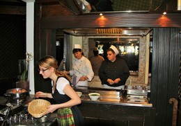 Bühne frei: Wir spielen Theater / Hotel "Vier Jahreszeiten" am Schluchsee. Hier kann man sich ein Omelette bestellen. Oder ein Spiegelei braten lassen. A votre Service; Messieur, Dames. Wir spielen für Sie Theater, so wie Sie es sich wünschen,