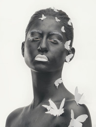 B&W / ***