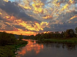 Sonnenuntergang über dem Fluss / ***