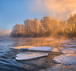 Sonnenaufgang auf dem Fluss / ***