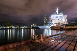 Night Port / ***