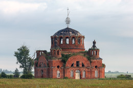Verlassene Kirche / ***