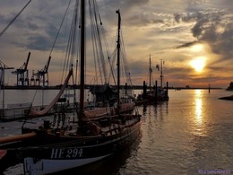 Sonnenuntergang auf der Elbe / 2018