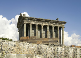 Garni / ***