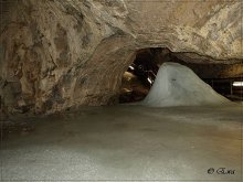 In einer Eishöhle Winter. / ***