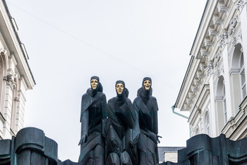 Vorsicht Die Türen sind verschlossen - Triptychon / National Drama Theatre