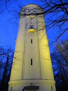 Nachts auf dem Weinberg / Der Wasserturm auf dem Radebeuler Weinberg am Abend. https://joergsfotografischeaugenblicke.de.tl/