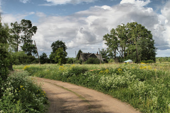 Gut im Dorf im Sommer / ***