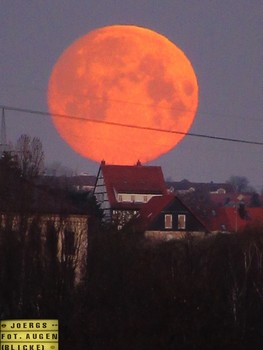 Monduntergang / Den Mond mit der Hand berühren