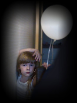 Mädchen mit Ball / ***