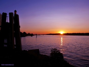 Sonnenuntergang auf der Elbe / ***