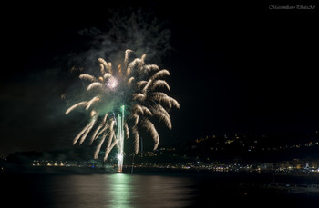 Varazze (Sv) Italy 15/08/2019 / Spettacolo Pirotecnico organizzato per la festa di Ferragosto su una Zattera nel Golfo di Varazze