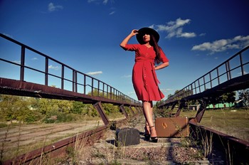 Mädchen im roten Kleid / ***