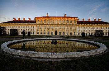 Bayrische Residenz / Das Neue Schloss entstand im Auftrag Kurfürst Max Emanuels, geplant als Residenz im Hinblick auf die erhoffte Kaiserwürde.
Leider ging im Das Geld aus und aus dem Bayrischen Versailles wurde nur ein klein Anlage.