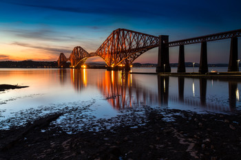 Forth Bridge / Die Forth Bridge ist eine zweigleisige Eisenbahnbrücke über den Firth of Forth, dem weit ins Land reichenden Mündungstrichter des Flusses Forth in Schottland, und Weltkulturerbe.