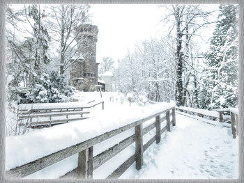 Zum Märchenturm / Hier wohnt Frau Holle. Deutsches Grimm Wintermärchen.