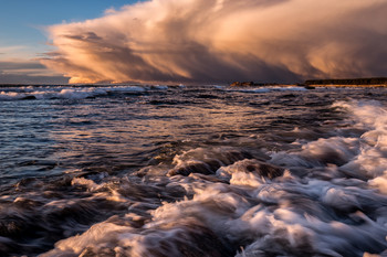 The storm is coming / A stormy evening