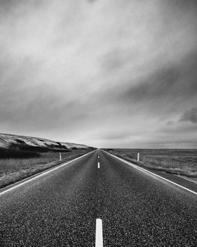Endlose Straße / Weiter und weiter und weiter und weiter... irgendwann kommt vielleicht das Ende. Ich bearbeite sehr selten Fotos in schwarz und weiß. Aber zu diesem hier passte es einfach. Das Foto wirkt dadurch auf mich einfach noch viel weiter und trister.