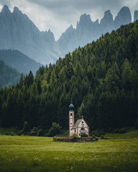 Kirche in den Dolomiten / Ein Klassiker. Aber dennoch eins meiner Highlight Fotos von meiner Reise in die Dolomiten. Der Ort hat einfach etwas magisches an sich...