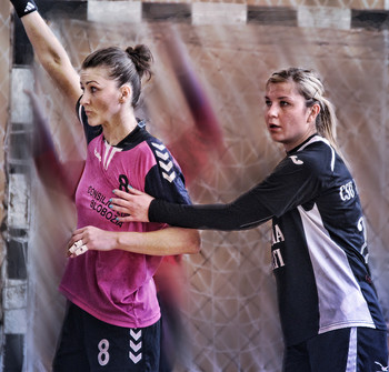 sport bondage / moment in a game where sportwomen are very tension
