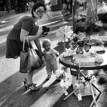 news on this world / funny life the stunning portraits.age a childand his mother