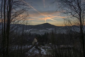 Z górą w tle.. / Podobieństwo wulkanu...