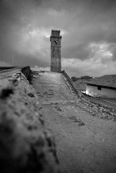 Kampf gegen die Uhr auf dem alten Turm / ***