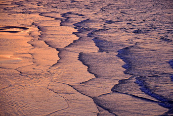 Evening Waves / Andere Fotografen waren auf die schönen Gebäude in Binz fokussiert und ich sah das rötliche Abendlicht in dem rauschenden Wellenschlag