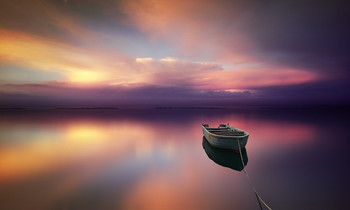 Barca solitaria / Ultime luci di un tramonto sul Mare Adriatico.