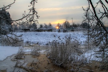 Sonnenaufgang über dem Fluss / ***