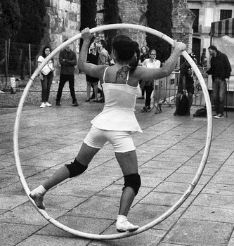 Street life on Barcelona / Lady street artist on Barcelona, Spain