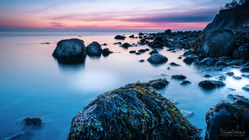 Steilküste am Bodtener Ufer / Auf wenn man es nicht glaubt - auch an der Ostsee kann sich der Wasserstand sehr ändern und so erscheinen auch hier von Zeit zur Zeit Steine, die sonst unter dem Meeresspiegel liegen.