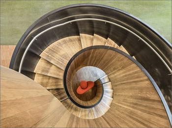 Treppe mit rotem Sessel / Treppe im CitizenM Hotel in London. Um das Bild ein wenig aufzupeppen habe ich einen Sessel aus der Hotel Lobby in die Mitte gestellt. ________________________________________________________________________________________
Stairs at the CitizenM Hotel in London. To spice up the picture a little, I put an armchair from the hotel lobby in the middle.